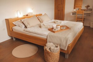 Escritorio y espacio para trabajar con laptop 