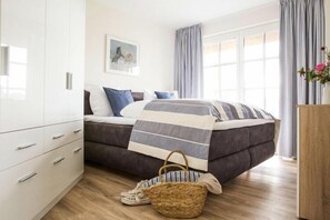 3 slaapkamers, een strijkplank/strijkijzer, reisbedje, gratis wifi