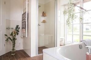 Shower, hair dryer - Ferienhaus in Fuhlendorf (Fuhlendorf)