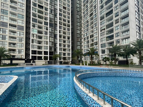 Una piscina al aire libre
