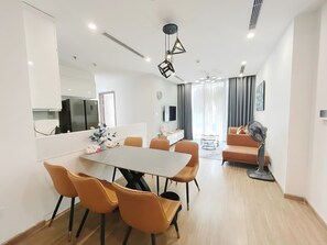 Apartamento superluxo, sacada, vista para a cidade | Área de estar | TV de tela plana 52 polegadas com canais a cabo, Netflix