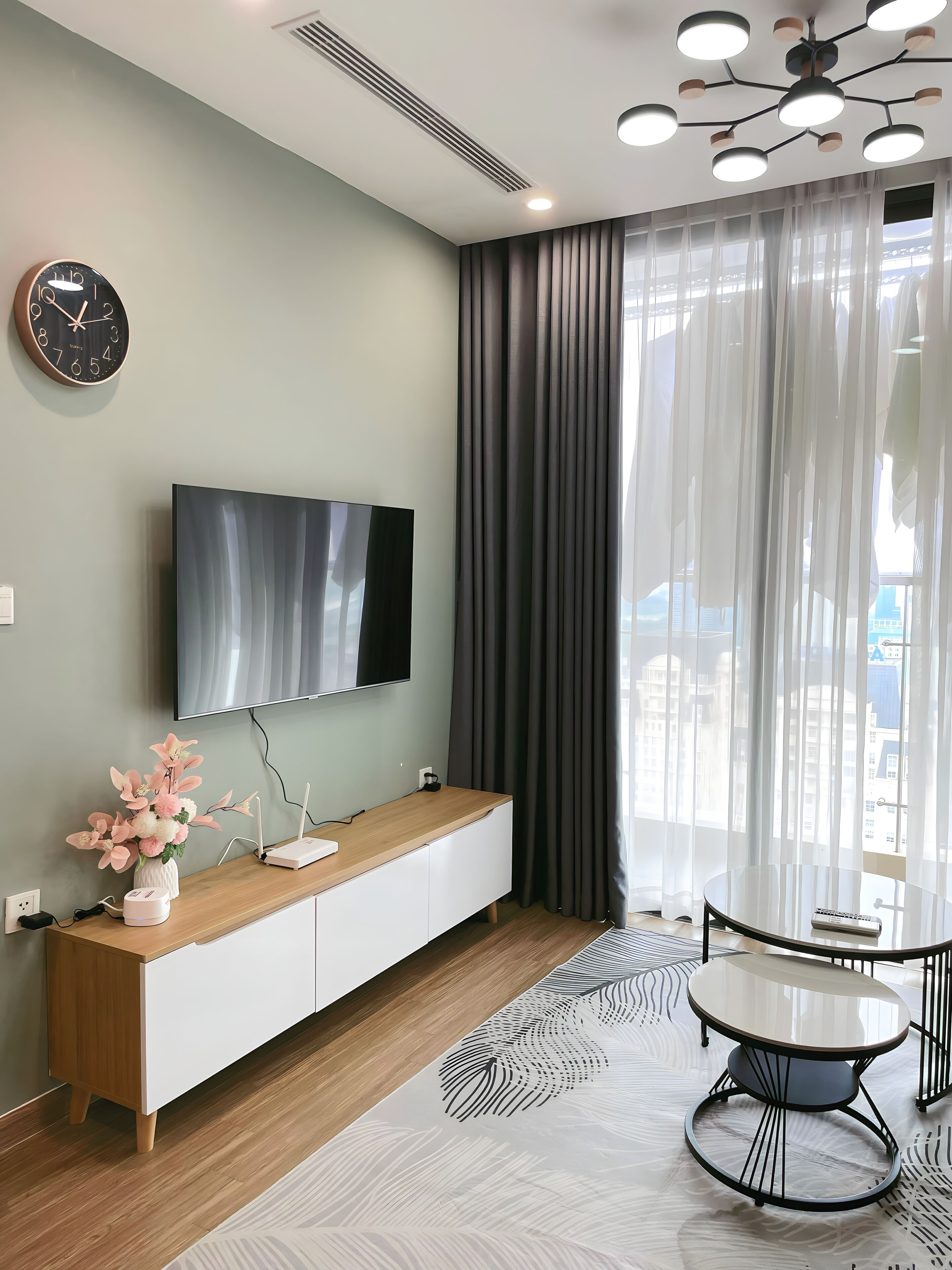 Lúxusíbúð - svalir - borgarsýn | Stofa | 52-tommu flatskjársjónvarp með kapalrásum, Netflix.