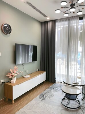 Apartamento superluxo, sacada, vista para a cidade | Área de estar | TV de tela plana 52 polegadas com canais a cabo, Netflix