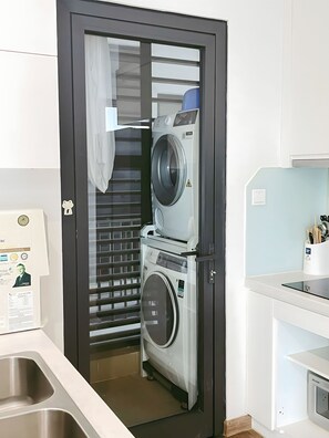 Apartamento de lujo, balcón, vistas a la ciudad | Lavandería
