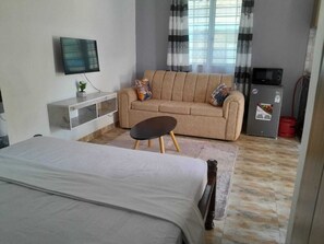 2 Schlafzimmer, Schreibtisch, Bügeleisen/Bügelbrett, WLAN