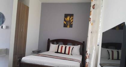 Beachside Spacious Haven: Walk to Sand and Shops