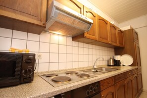 Kjøleskap, mikrobølgeovn, ovn og kokeplater