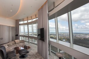 Suíte panorâmica, 1 cama King, para não fumantes | 1 quarto, frigobar, cofres nos quartos, cortinas blackout