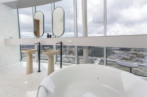 Suite panoramica, 1 letto king, non fumatori | Bagno | Asciugacapelli, accappatoio, pantofole, bidet