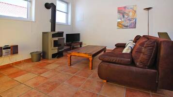 Smart TV, caminetto, tavolo da ping pong