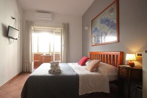 Travel crib, free WiFi