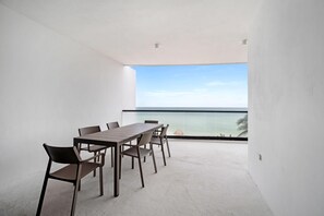 Outdoor dining - 4-Bedroom Beachfront Apartment (San Bruno)