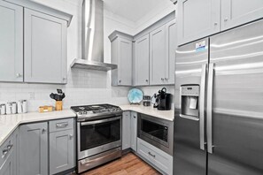 Refrigerador, microondas, horno y parrilla de estufa