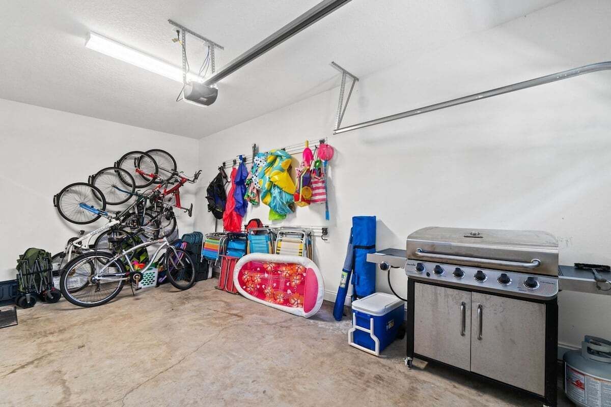 Eine Garage mit Fahrrädern, einem Grill und verschiedenen Werkzeugen.