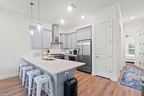 Een koelkast, een magnetron, een oven, een kookplaat