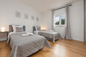 3 bedrooms, iron/ironing board, free WiFi, bed sheets
