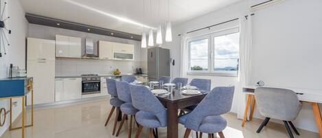 Fridge, oven, stovetop, dishwasher