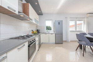 Fridge, oven, stovetop, dishwasher