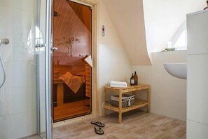 Shower, hair dryer - Ferienhaus in Fuhlendorf mit Sauna (Fuhlendorf)