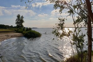 Una spiaggia nelle vicinanze