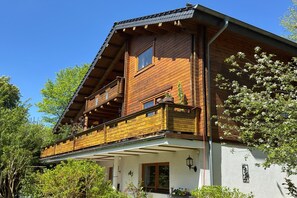 A two-story wooden house with a balcony, a window, and a door. - Ferienwohnung, Clausthal-Zellerfeld (Clausthal-Zellerfeld)
