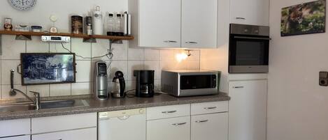 Kylskåp, mikrovågsugn, spishäll och diskmaskin