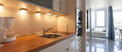 Réfrigérateur, un four, surface de cuisson, cafetiÚre-théiÚre