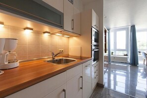 Kühlschrank, Ofen, Herdplatte, Wasserkocher mit Kaffee-/Teezubehör