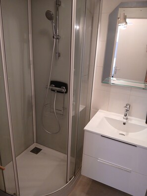 Dusche, Haartrockner, Handtücher, Toilettenpapier
