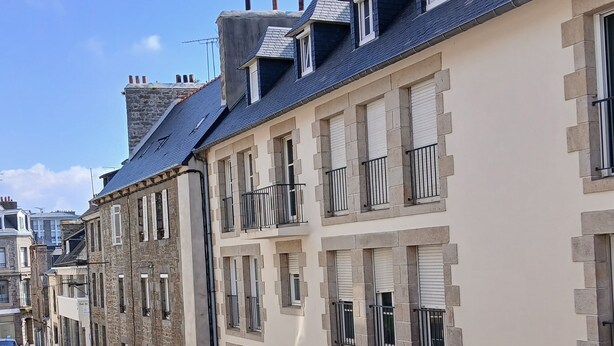 A row of historic buildings with stone facades and dormer windows. - Appartement T2 55m2 Plein Centre St-brieuc (Saint-Brieuc)