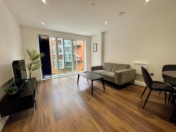 TV, offices - Chic 1 Bed Nr Ascot, Windsor & Bracknell Station (Bracknell)