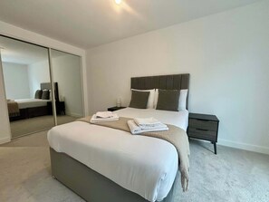 1 bedroom, desk, iron/ironing board, WiFi - Chic 1 Bed Nr Ascot, Windsor & Bracknell Station (Bracknell)