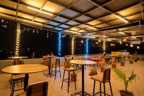 Outdoor dining - Majestic Hotel and Restro (Udaipur)