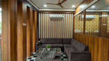 Coin salon dans le hall