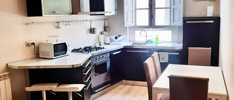 ثلاجة، ميكروويف، فرن، موقد طهي مسطح