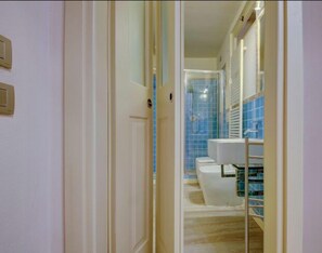 Dusche, Haartrockner, Bidet, Handtücher