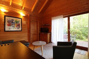 TV connectée, cheminée, lecteur de DVD, chaîne hi-fi