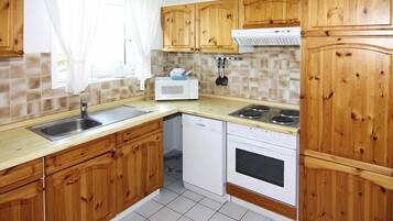 Kühlschrank, Mikrowelle, Herdplatte, Wasserkocher mit Kaffee-/Teezubehör