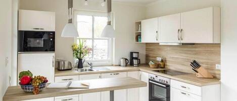 Køleskab, mikrobølgeovn, ovn, kogeplade