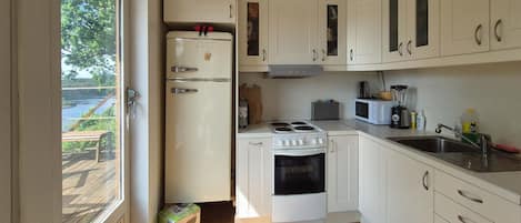 Fridge, oven, stovetop, coffee/tea maker