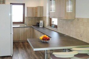 Réfrigérateur, surface de cuisson, cafetière-théière, grille-pain