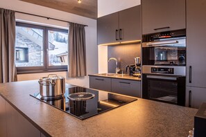 Jääkaappi, mikroaaltouuni, uuni, liesi