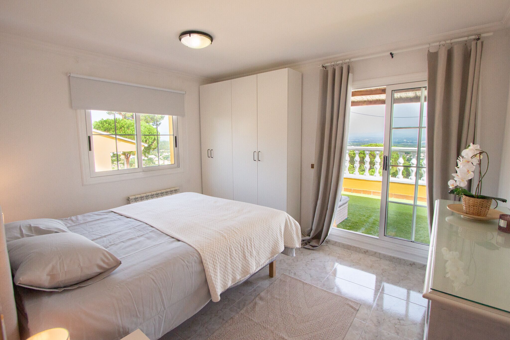 6 bedrooms, iron/ironing board, free WiFi