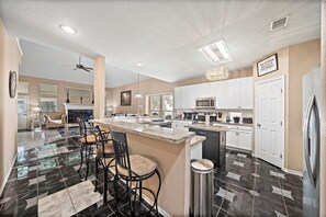 冰箱、微波炉、烤箱、炉灶