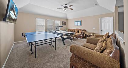 Katy Retreat | BBQ Yard | Game Room | Sleeps 16