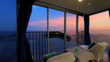 Blackout curtains, free WiFi, bed sheets