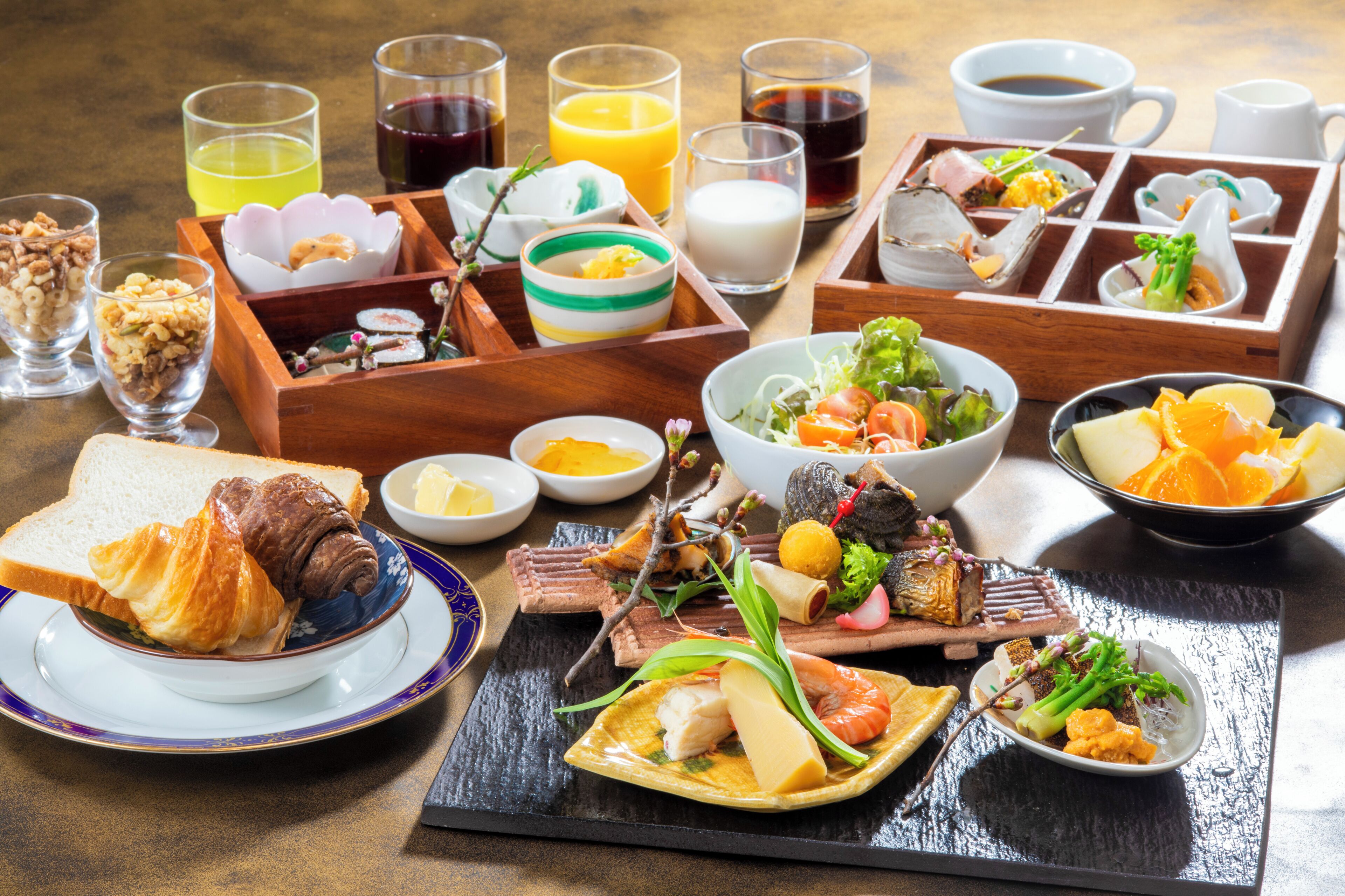 Un assortiment de produits pour le petit-déjeuner, notamment du pain, des œufs et des fruits, disposés sur un plateau en bois.