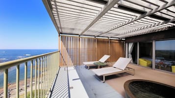 Blackout drapes, free WiFi, bed sheets