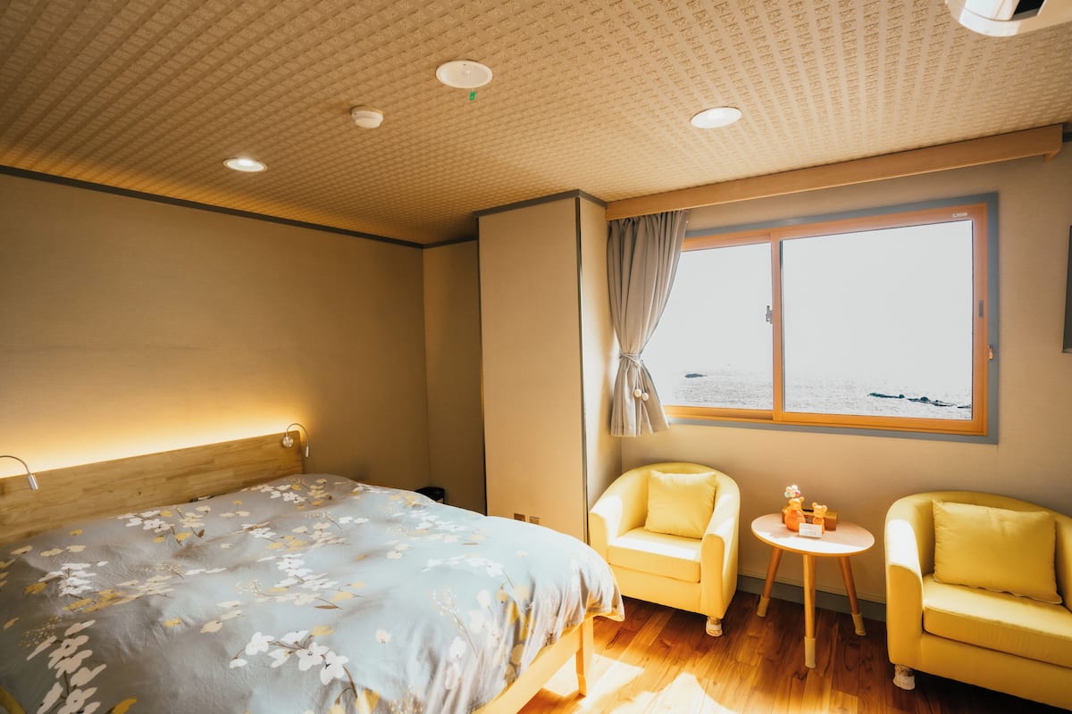 Habitación estándar doble, no fumadores, vistas parciales al mar (301, Private Bathroom) | Cortinas opacas, wifi gratis, ropa de cama