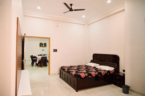 Luxury King-size Room with Attached Washroom in Ayodhya. 10 mins from Ram Mandir